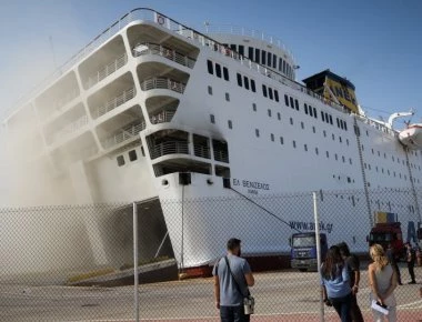 Δείτε τη μάχη των πυροσβεστών με τις φλόγες μέσα στο «Ελ.Βενιζέλος» (βίντεο)